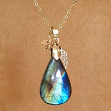 Charger l'image dans la galerie, Collier en labradorite goutte multicolore avec breloques aile et abeille
