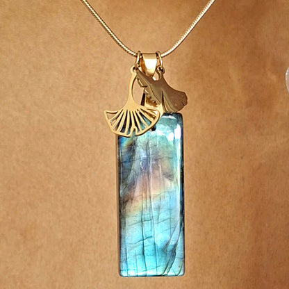 Collier acier doré en labradorite rectangulaire aux reflets multicolores avec breloques feuille de ginkgo. Petite Rainette Bijoux