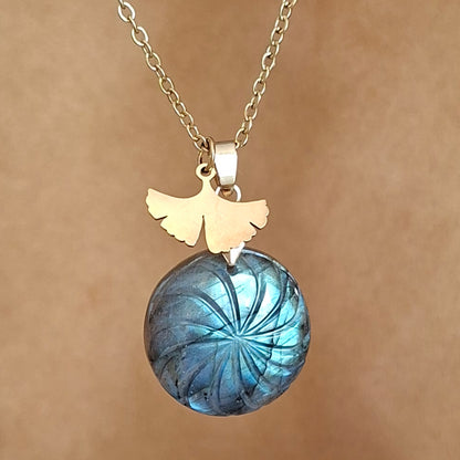 Collier labradorite ronde ciselée et breloque ginkgo