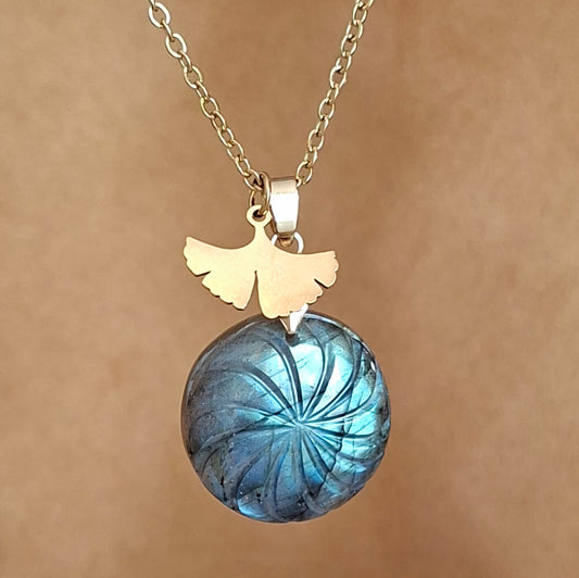 Collier labradorite ronde ciselée et breloque ginkgo