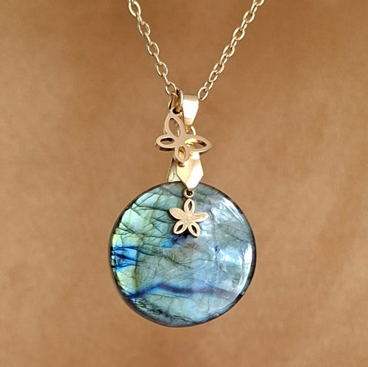 Collier en labradorite ronde aux reflets multicolores avec breloques fleur et papillon. Petite Rainette Bijoux