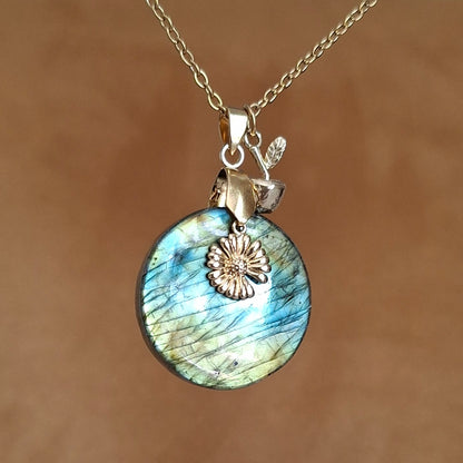 Collier en labradorite naturelle ronde aux reflets verts et dorés avec breloques fleur et pomme dorée.