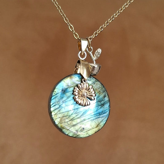 Collier en labradorite naturelle ronde aux reflets verts et dorés avec breloques fleur et pomme dorée.