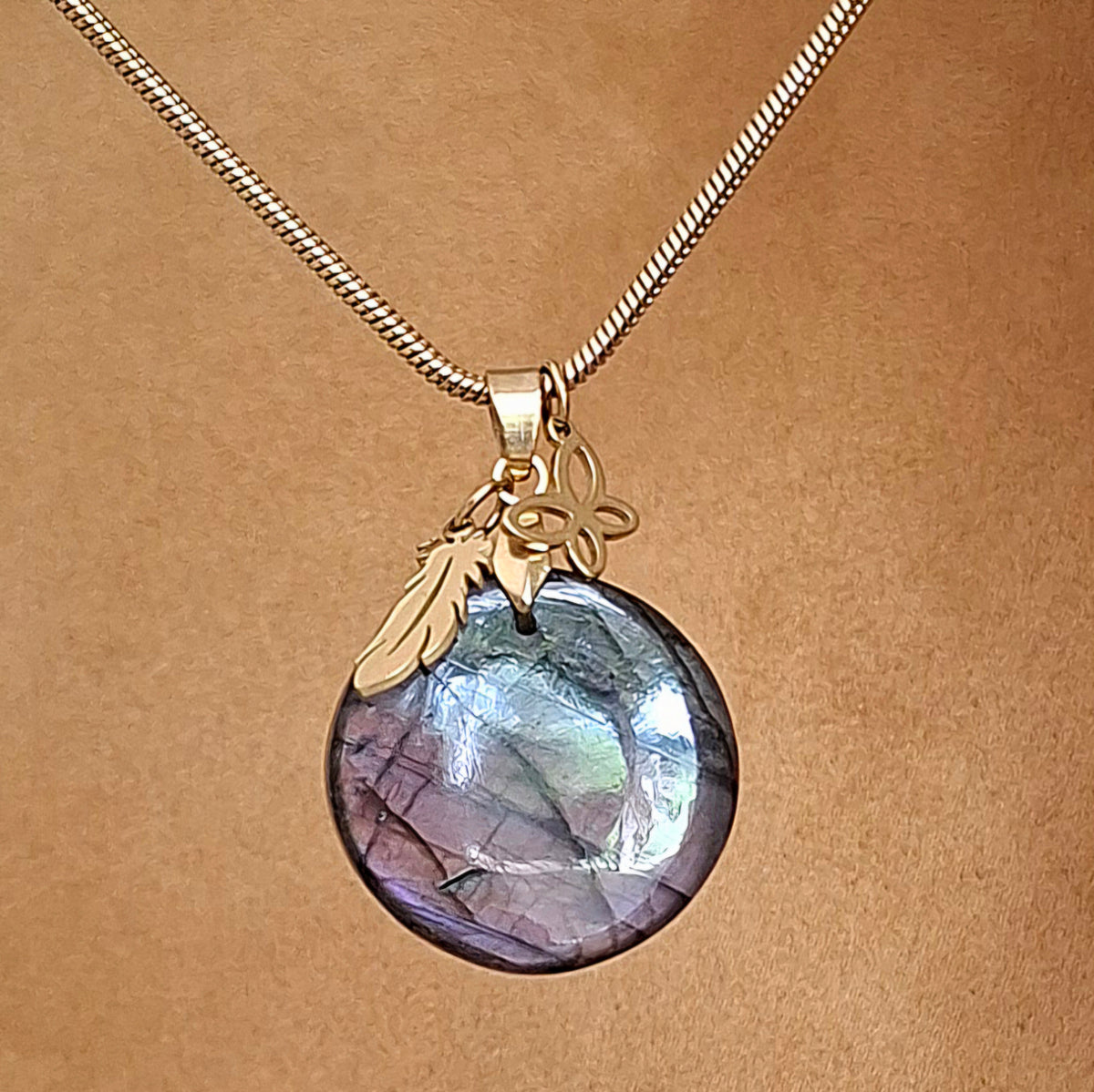 Collier en labradorite ronde violette avec breloques plume et papillon - 