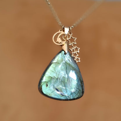 Collier labradorite verte triangulaire avec breloques étoiles