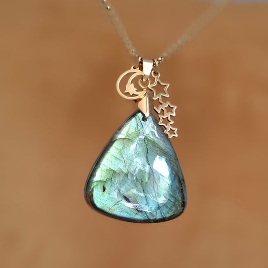 Collier labradorite verte triangulaire avec breloques étoiles