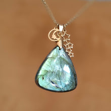 Charger l'image dans la galerie, Collier labradorite verte triangulaire avec breloques étoiles