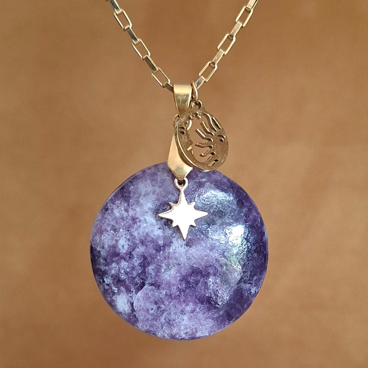 Collier en acier inoxydable doré avec lépidolite ronde violette, breloques lune et étoile dorées.