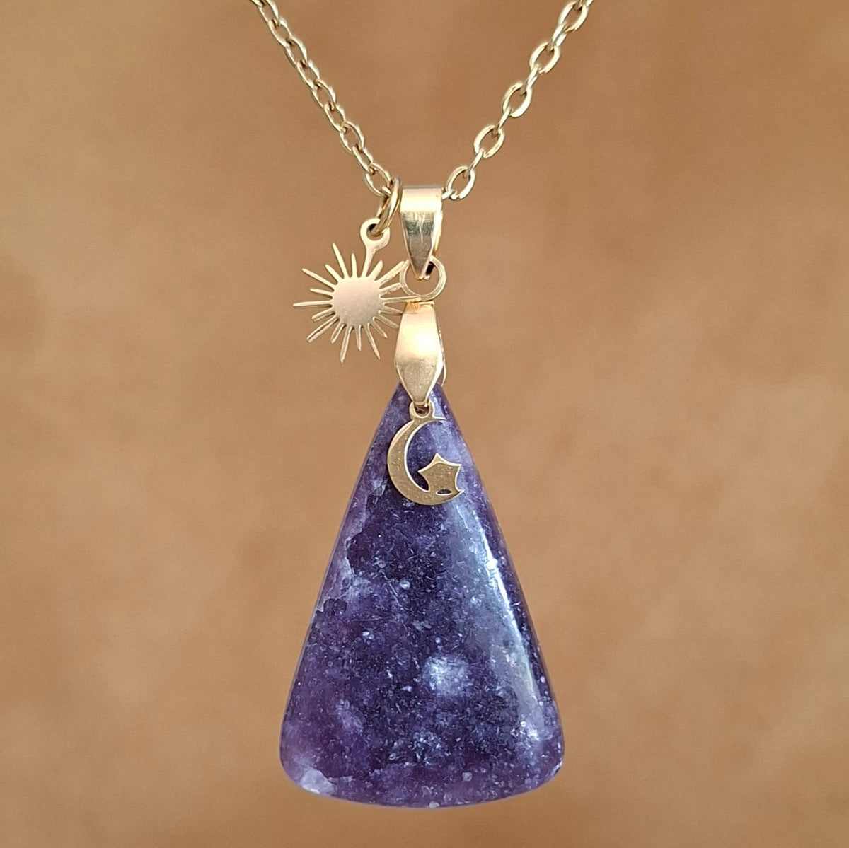 Collier en acier inoxydable doré avec lépidolite triangulaire mauve, breloques lune et étoile en acier inoxydable doré.