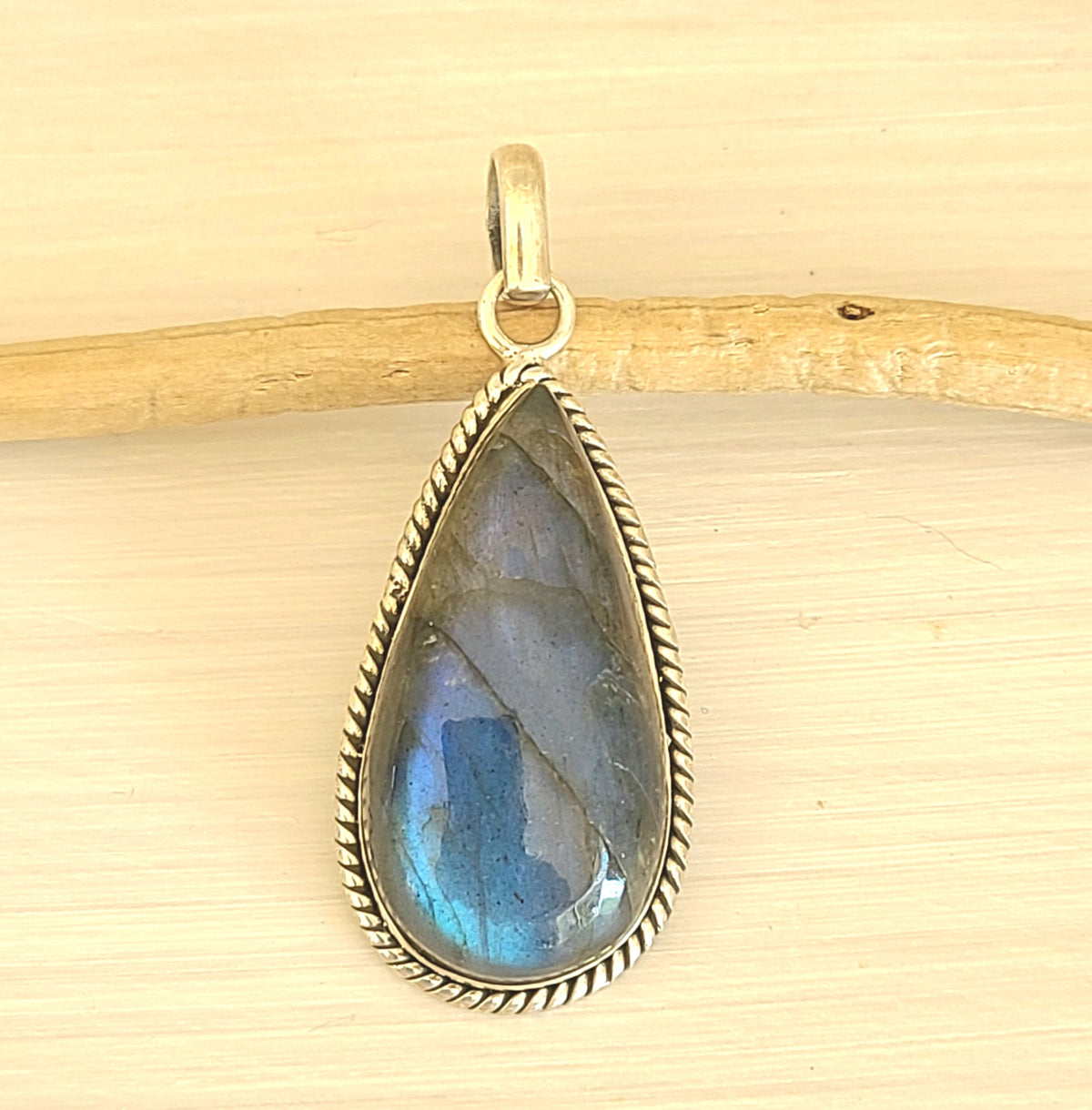Pendentif en argent et labradorite taillée en forme de poire