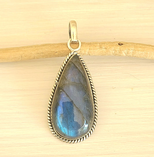 Pendentif en argent et labradorite taillée en forme de poire