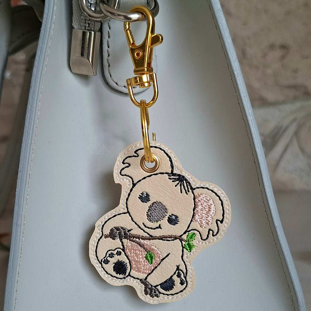 Porte-clés koala brodé avec attache dorée, sur un sac, accessoire textile fait main