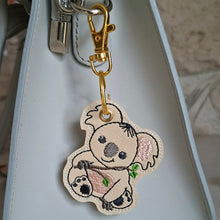 Charger l'image dans la galerie, Porte-clés koala brodé avec attache dorée, sur un sac, accessoire textile fait main
