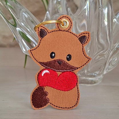 Porte-clés renard brodé sur simili-cuir avec cœur rouge