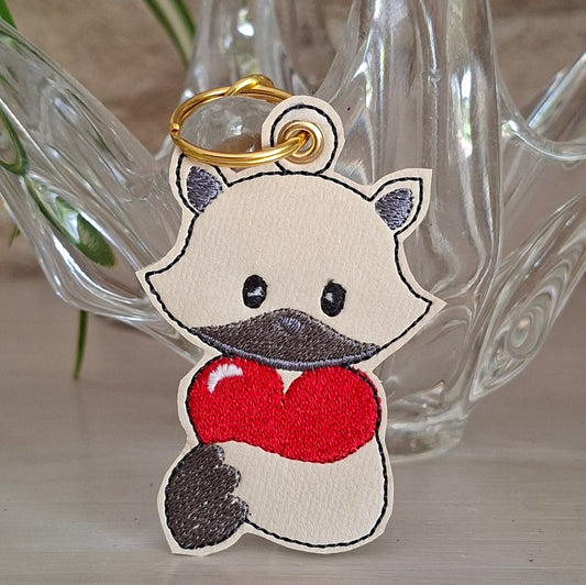 Porte-clés renard brodé sur simili-cuir écru avec cœur rouge