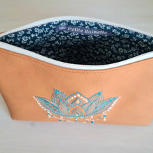 Charger l'image dans la galerie, Trousse femme brodée lotus en simili cuir camel ouverte