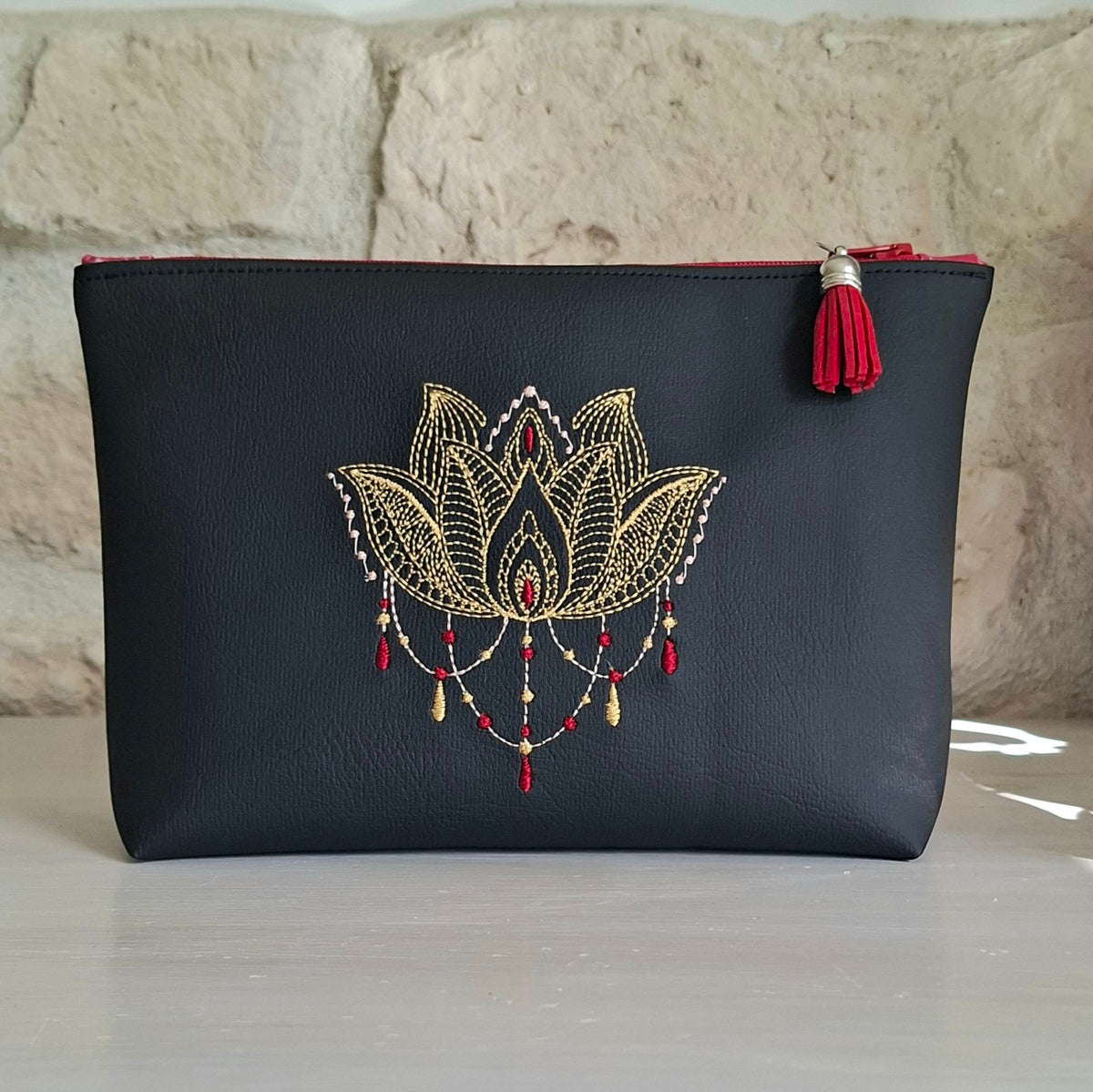 Trousse femme brodée lotus en simili cuir noir