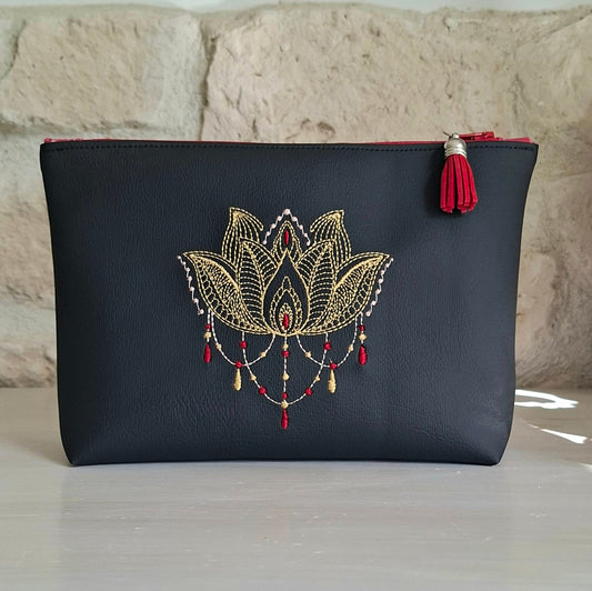 Trousse femme brodée lotus en simili cuir noir