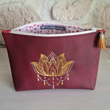 Charger l'image dans la galerie, Trousse femme brodée lotus en simili cuir bordeaux ouverte