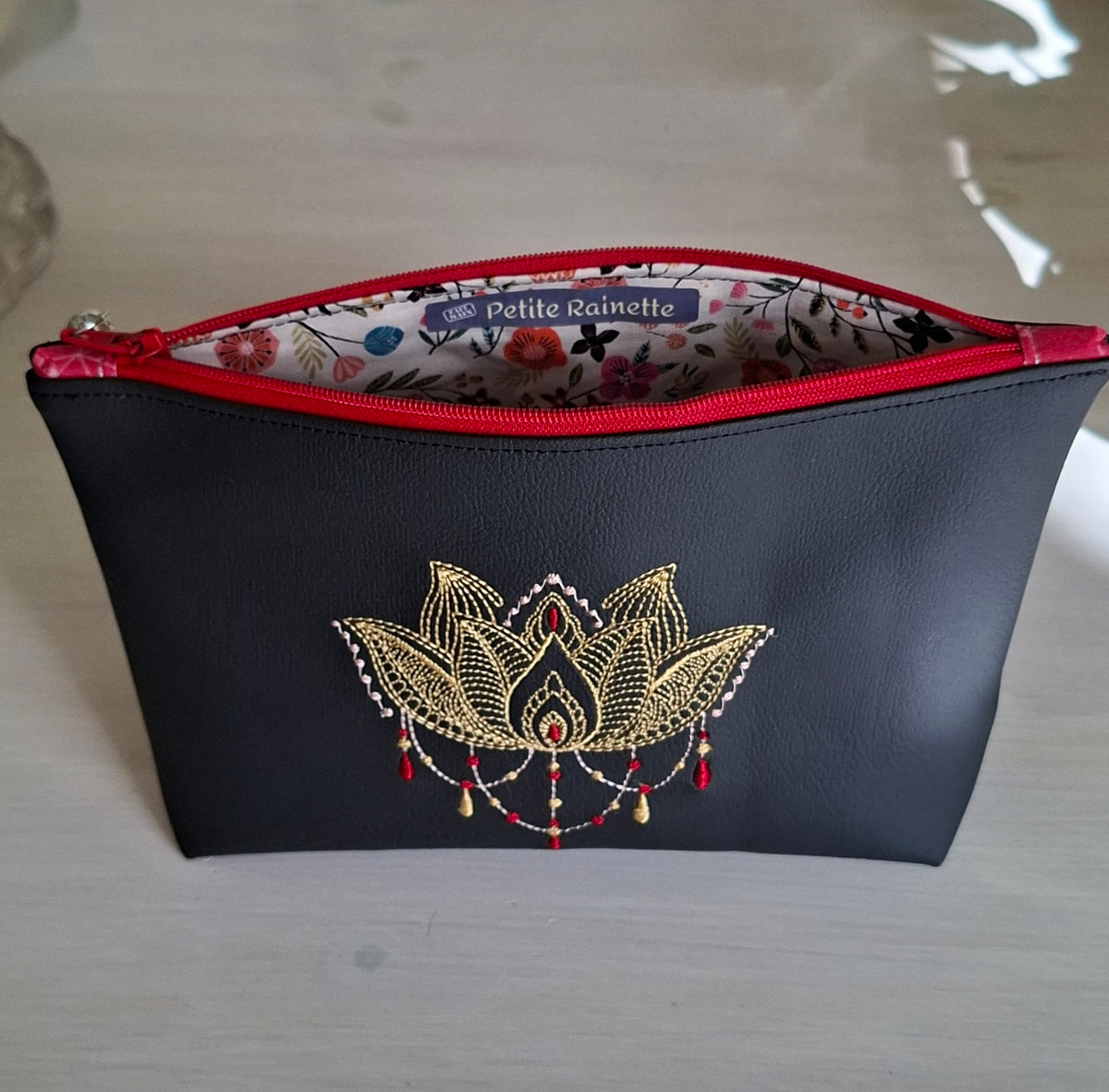 Trousse femme brodée lotus en simili cuir noir ouverte