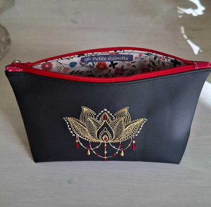 Trousse femme brodée lotus en simili cuir noir ouverte