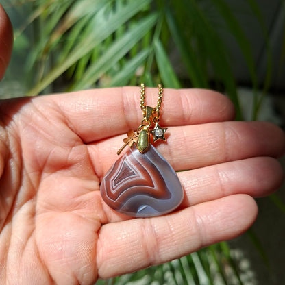 Collier agate du Botswana et chaîne acier doré dans la main