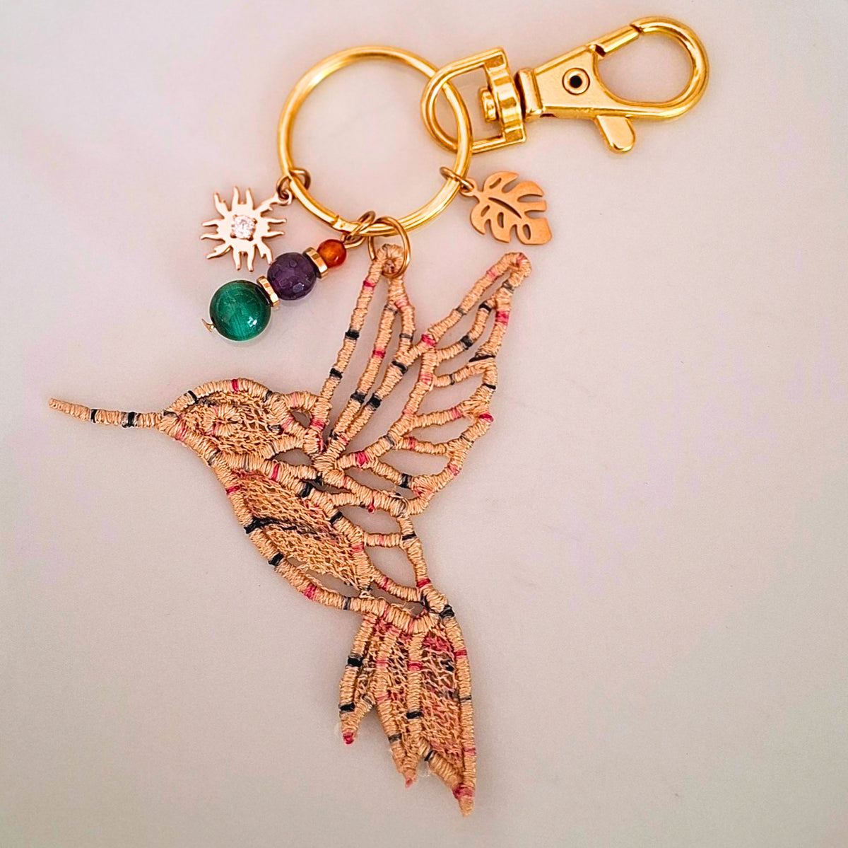 Bijou de sac Colibri Joie de vivre beige brodé avec malachite, améthyste et cornaline