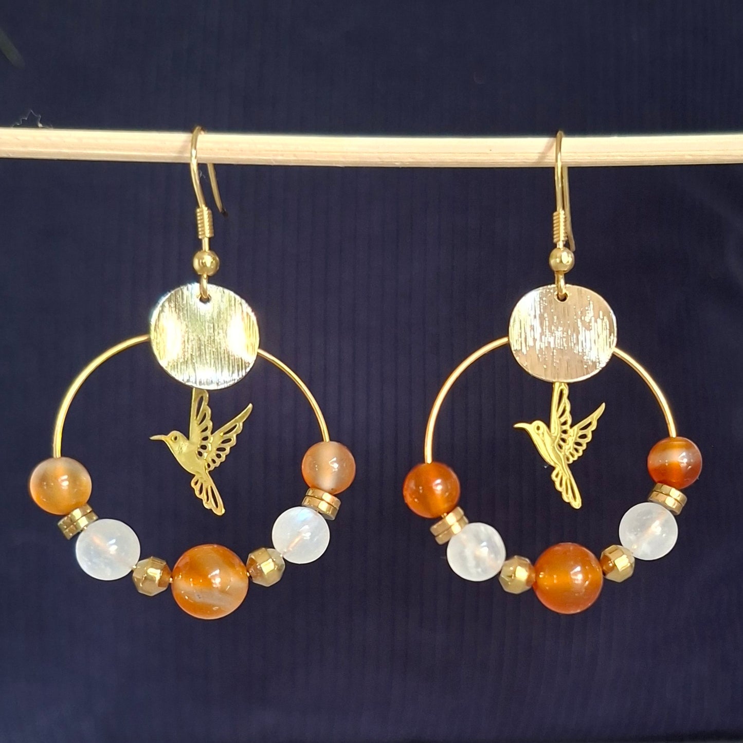 Boucles d’oreilles créoles en cornaline et pierre de lune arc-en-ciel avec colibri doré.
