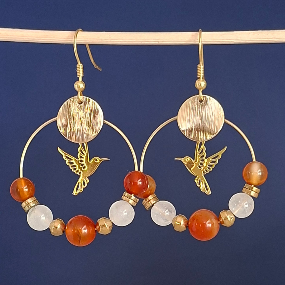 Boucles d’oreilles créoles en cornaline et quartz laiteux avec colibri doré.