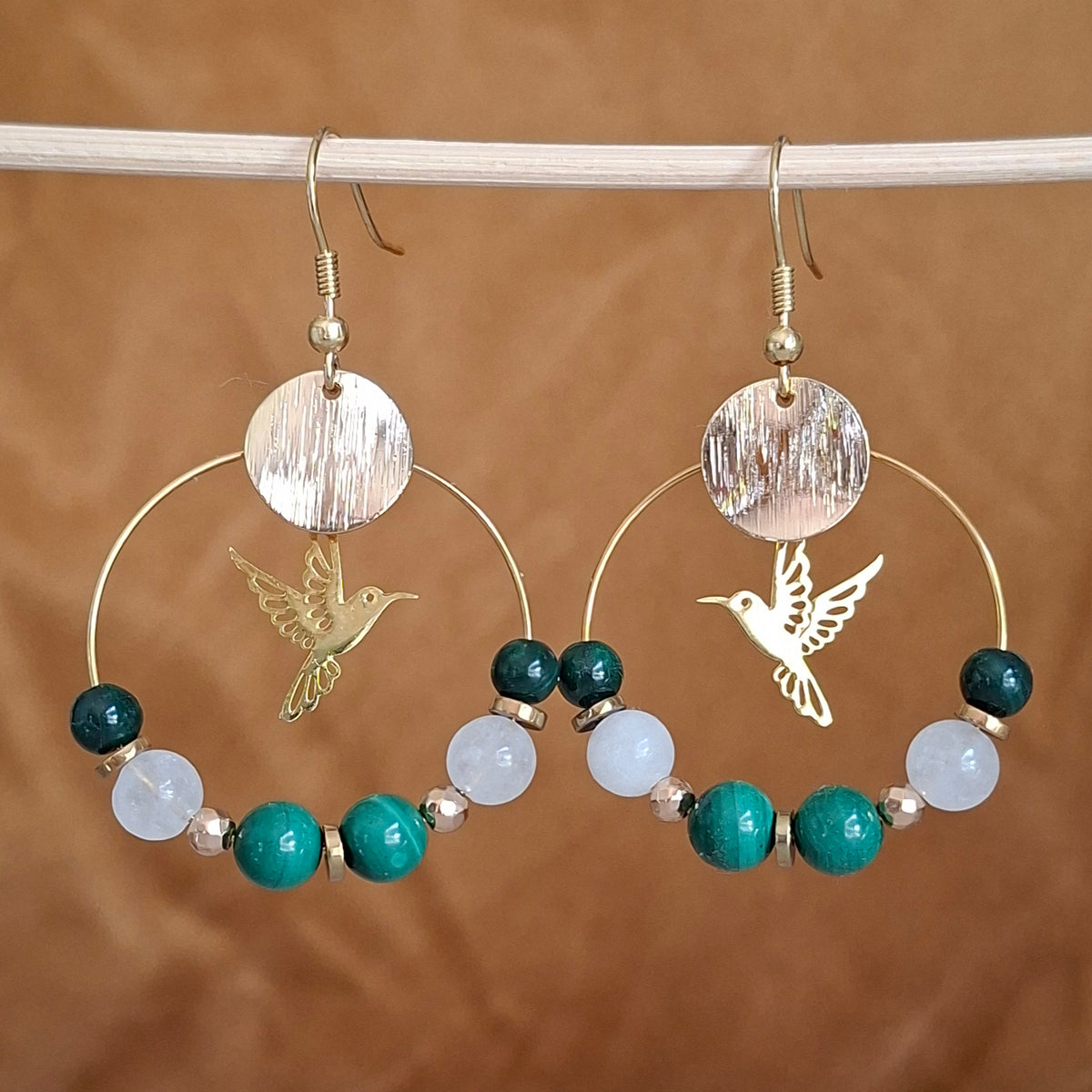 Boucles d’oreilles créoles en malachite et jade blanc avec colibri doré.