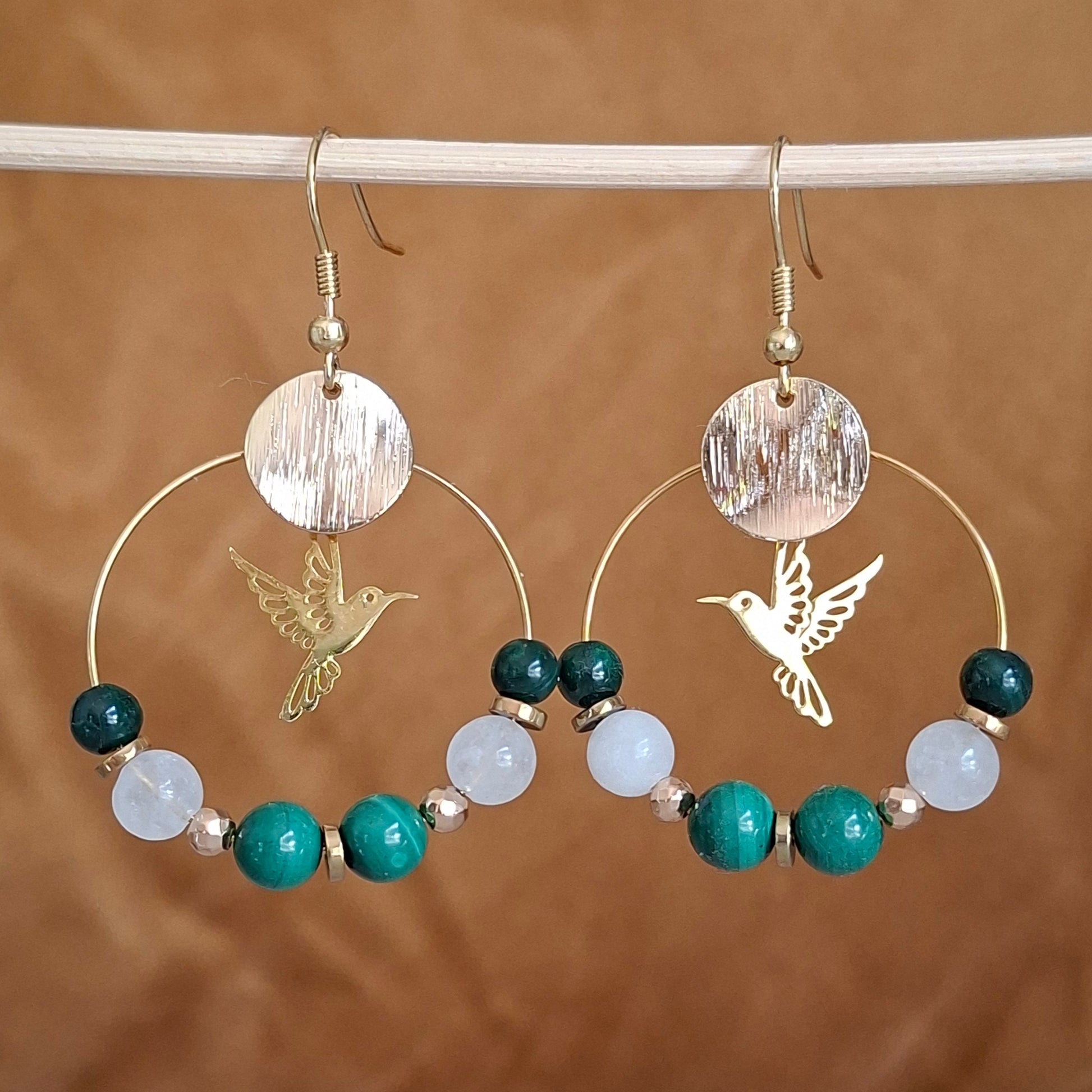 Boucles d’oreilles créoles en malachite et jade blanc avec colibri doré.