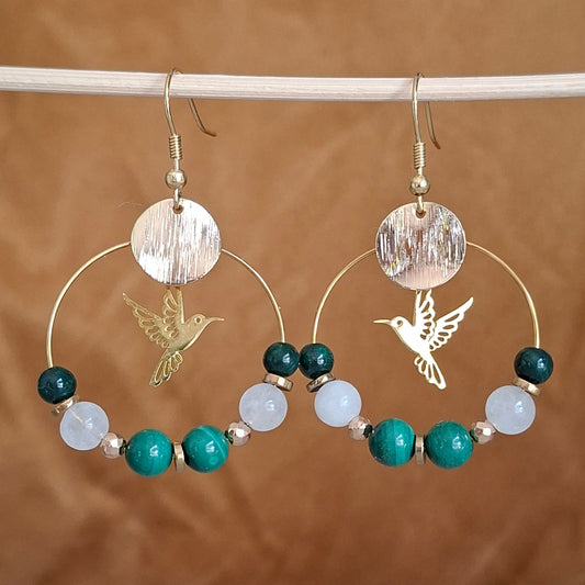 Boucles d’oreilles créoles en malachite et jade blanc avec colibri doré.