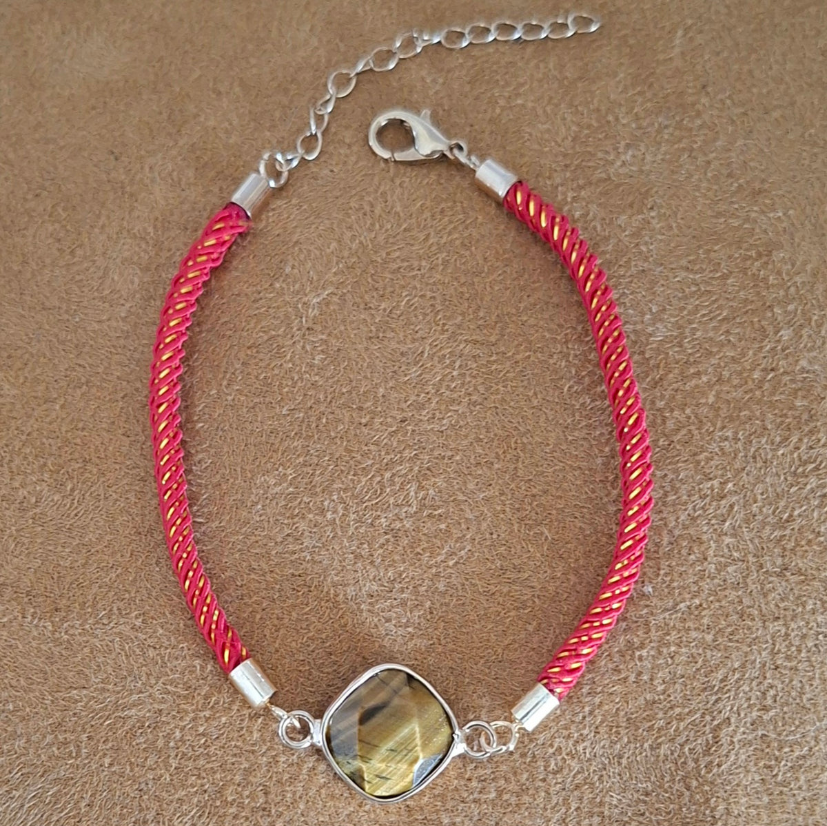 Bracelet cordon rouge et doré avec œil-de-tigre naturel facetté