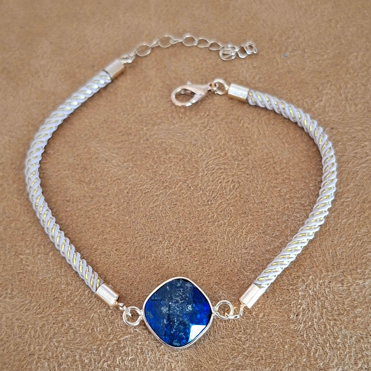 Bracelet cordon beige et doré avec lapis-lazuli naturel facetté