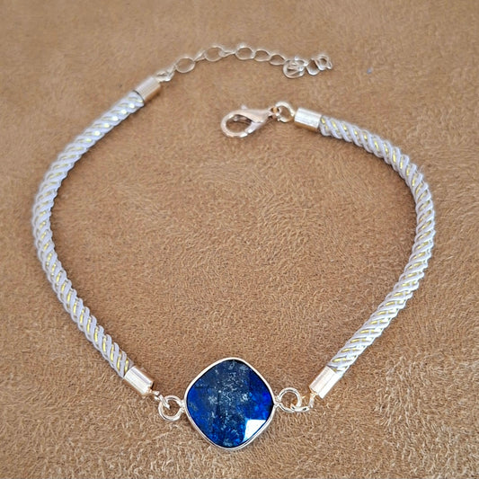 Bracelet cordon beige et doré avec lapis-lazuli naturel facetté
