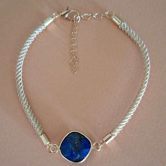 Bracelet cordon beige et doré avec lapis-lazuli naturel facetté