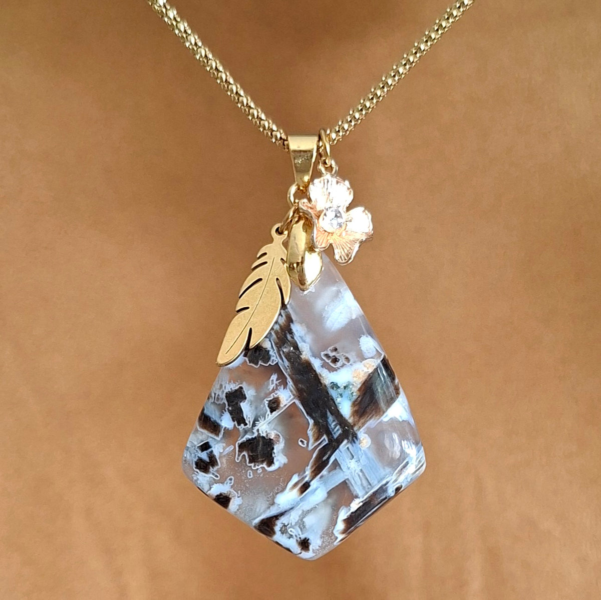 Collier en agate naturelle avec plume et fleur dorées