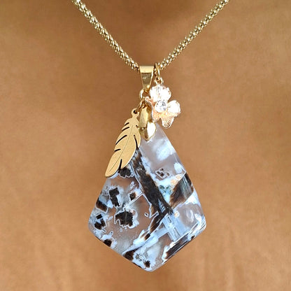 Collier en agate naturelle avec plume et fleur dorées