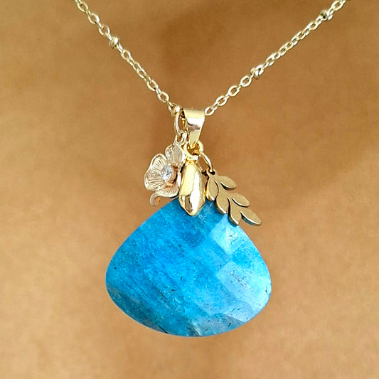 Collier en apatite bleue facettée avec breloques fleur et feuille dorées.