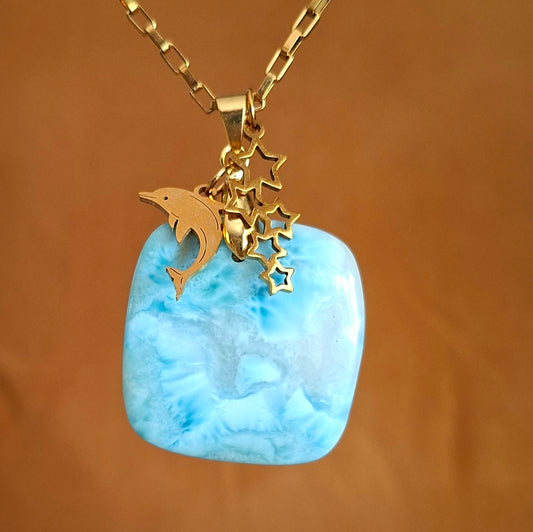 Collier asymétrique en larimar carré suspendu avec dauphin et étoile dorés
