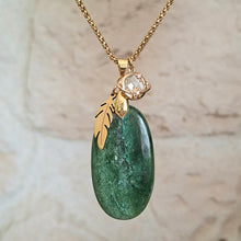 Charger l'image dans la galerie, Collier aventurine ovale pierre naturelle chaîne bambou acier inoxydable doré plume planète