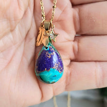Charger l'image dans la galerie, Collier azurite goutte bleu vert pierre naturelle acier inoxydable dore plume etoile zirconium dans la main