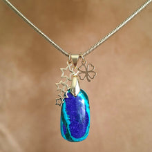 Charger l'image dans la galerie, Collier en azurite naturelle rectangulaire bleue avec nuances vertes et breloques étoiles et trèfle à quatre feuilles.