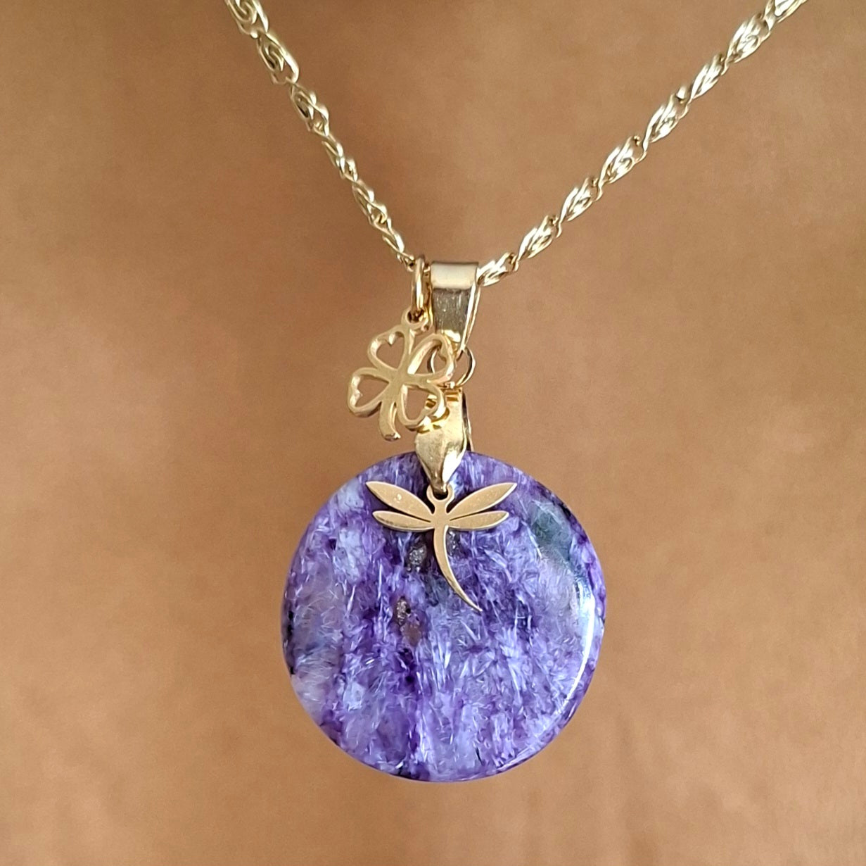 Collier en charoïte naturelle violette avec breloques libellule et trèfle dorés