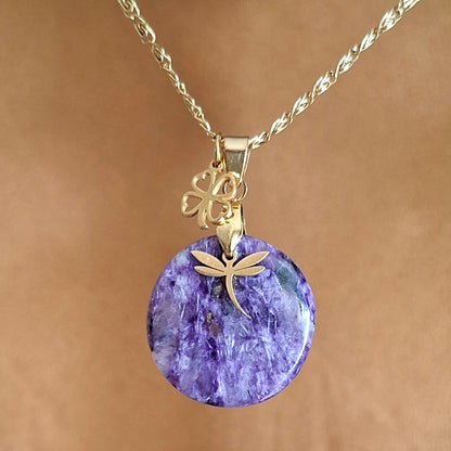 Collier en charoïte naturelle violette avec breloques libellule et trèfle dorés