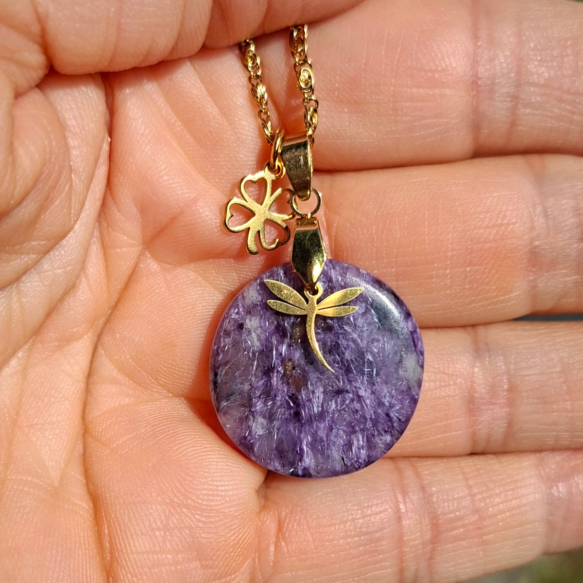 Collier rond en charoïte naturelle violette avec libellule dorée en lumière naturelle