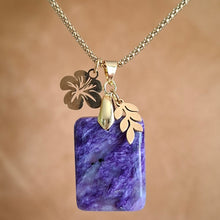 Charger l'image dans la galerie, Collier en charoïte rectangulaire violette avec breloque feuille et fleur d'hibiscus dorées.
