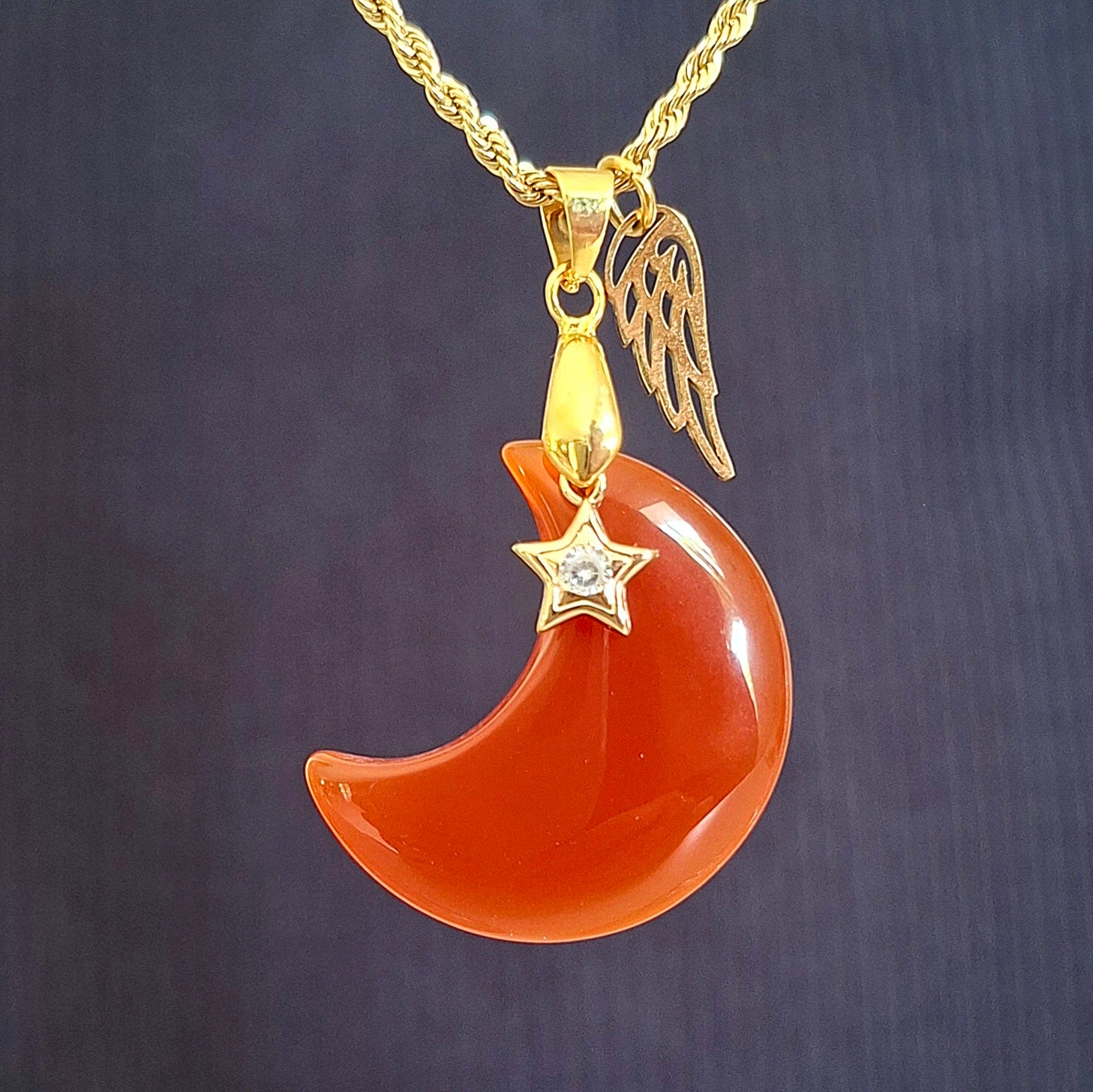Collier lune en cornaline orange avec breloques aile et étoile dorées.