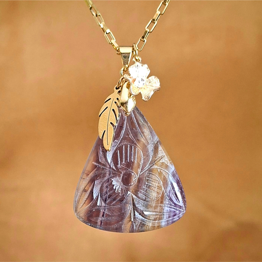Collier en fluorite translucide ciselée motif floral avec plume et fleur dorées