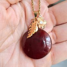 Charger l'image dans la galerie, Collier grenat hessonite rond pierre naturelle acier inoxydable doré feuille fleur zirconium dans la main